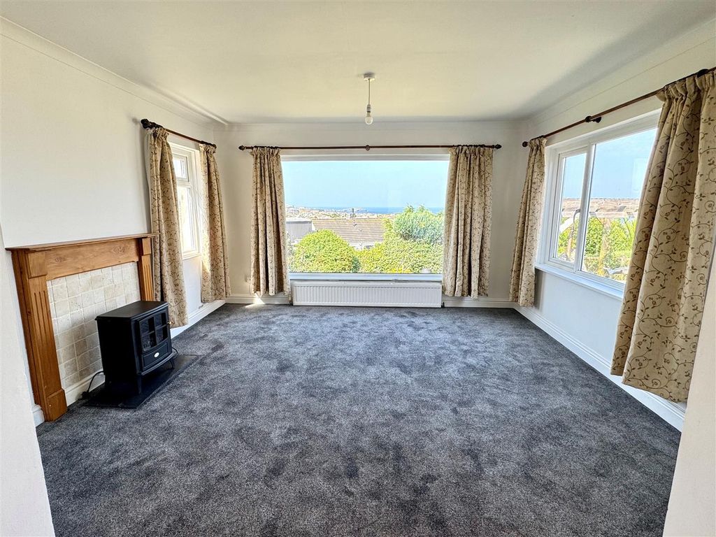 Property photo 2 of 13 10 Lewarne Road Lounge