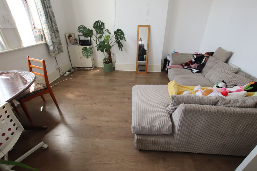 Property photo 1 of 7 3 Bed Flat To Rent Ladywell Road, London Se13