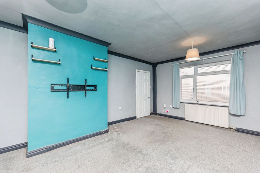 Property photo 3 of 15 Lounge