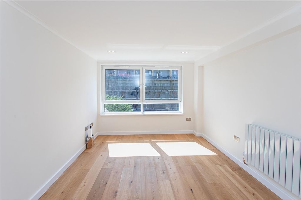 Property photo 2 of 8 Reception