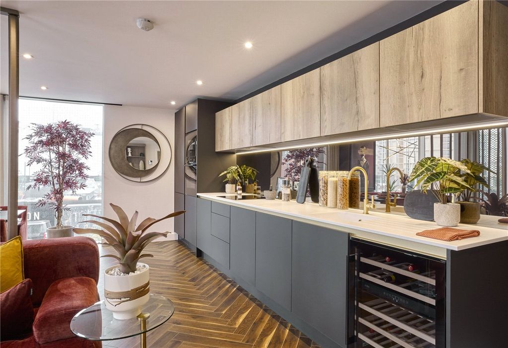 Property photo 3 of 15 Show Apartment