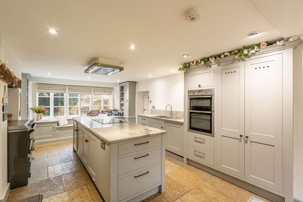 Property photo 3 of 21