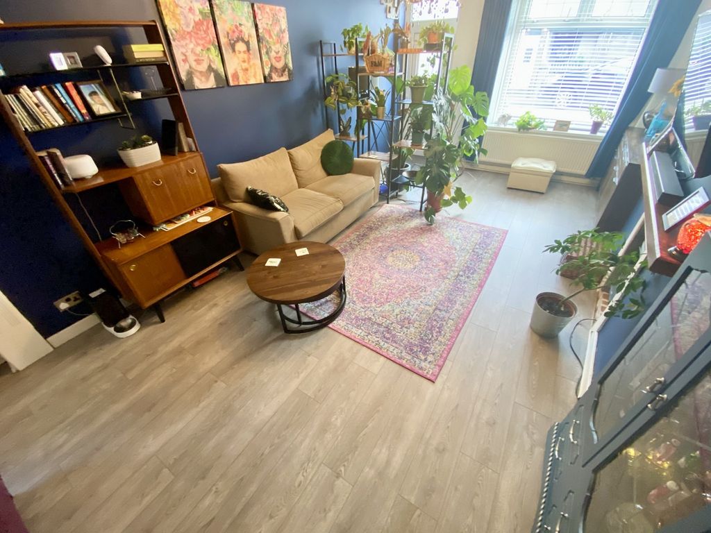 Property photo 2 of 11 Lounge