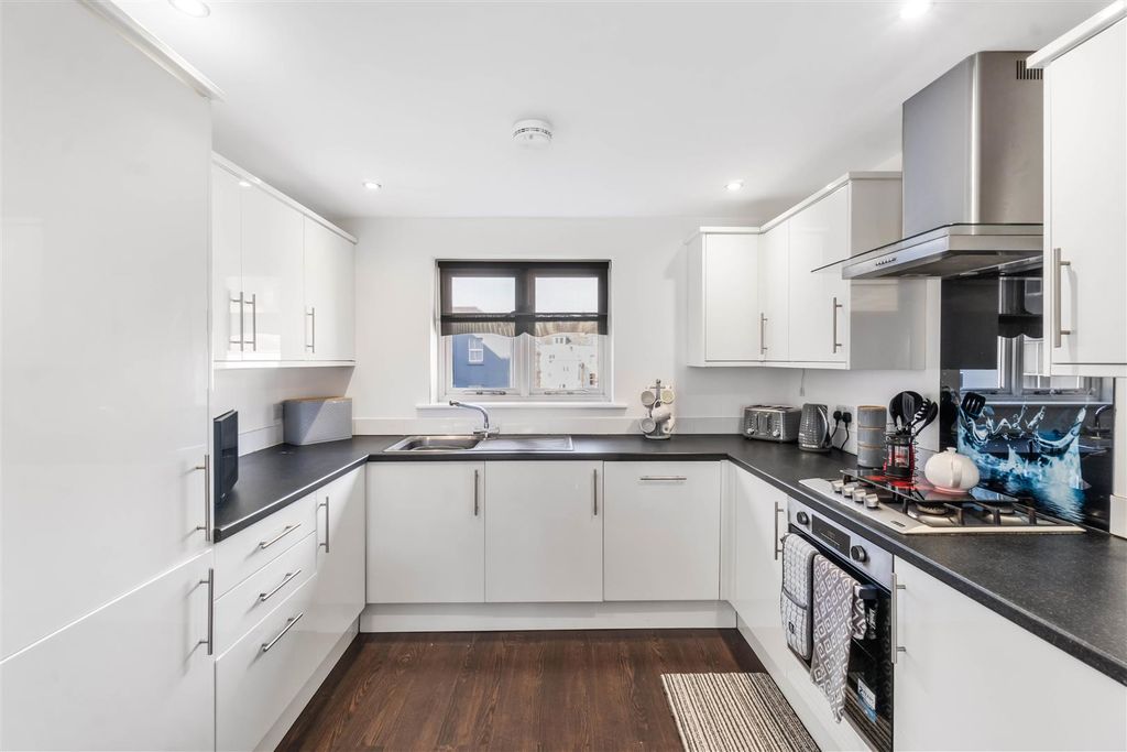 Property photo 3 of 8 Kitchen