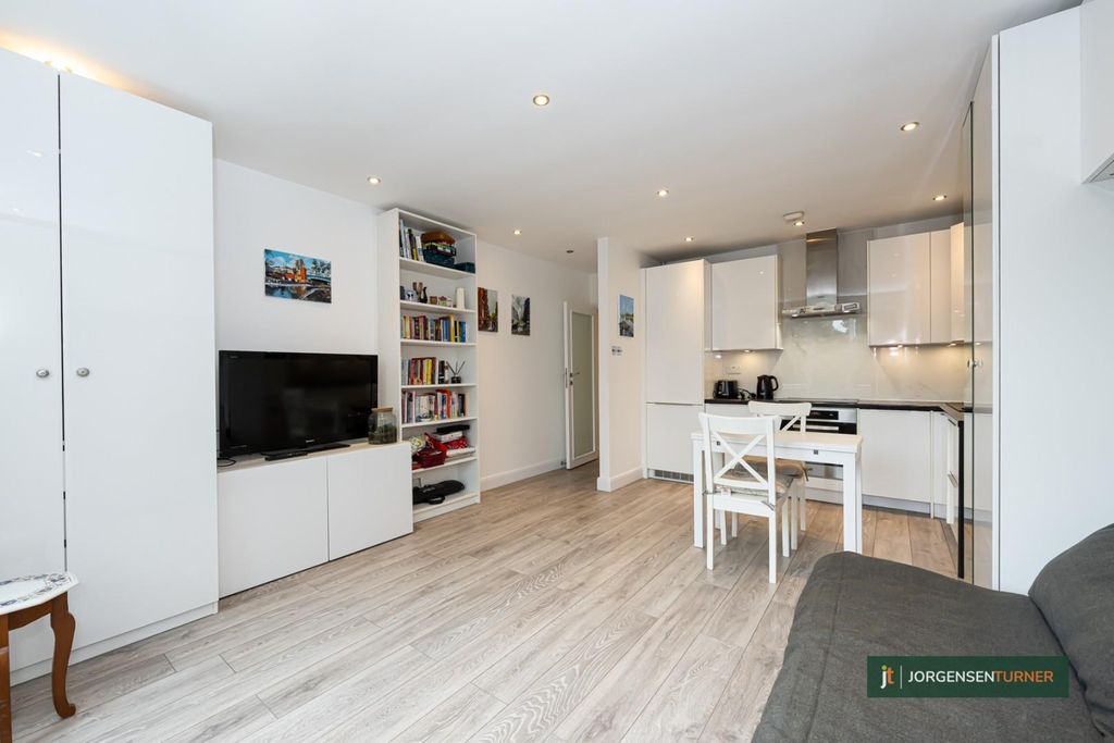 Property photo 1 of 11 Courtleigh 14-006 Lr - Jt.Jpg