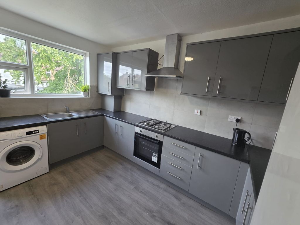 Property photo 1 of 17 A Well Presented 4 Bedroom Flat