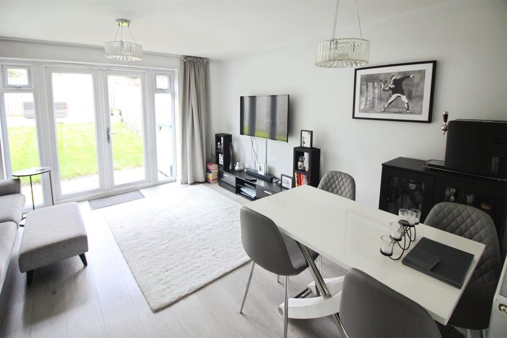 Property photo 3 of 13 Lounge/Diner