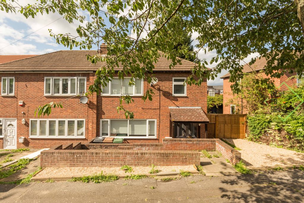 Property photo 2 of 14 Chingford-34