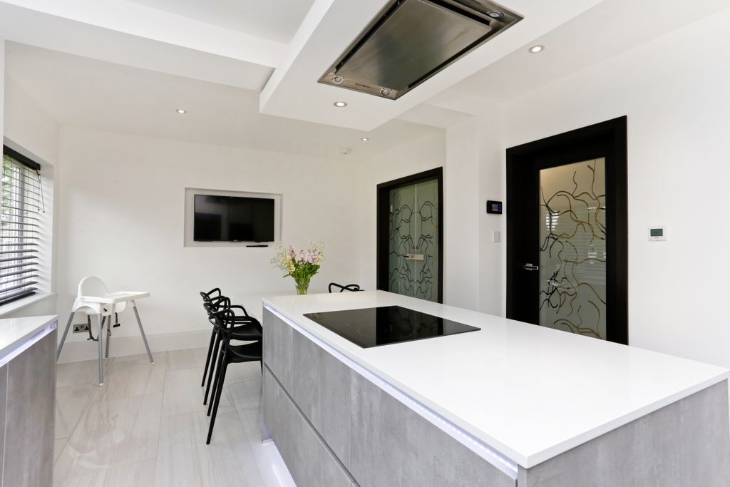 Property photo 3 of 8 33 Bromet Close F...