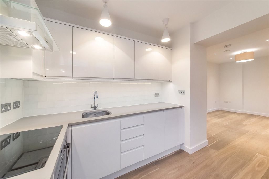 Property photo 2 of 8 Lisle Street