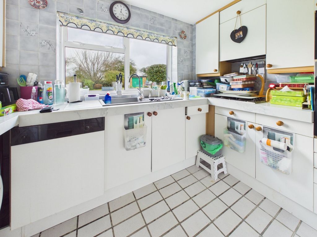 Property photo 3 of 17 Kitchen