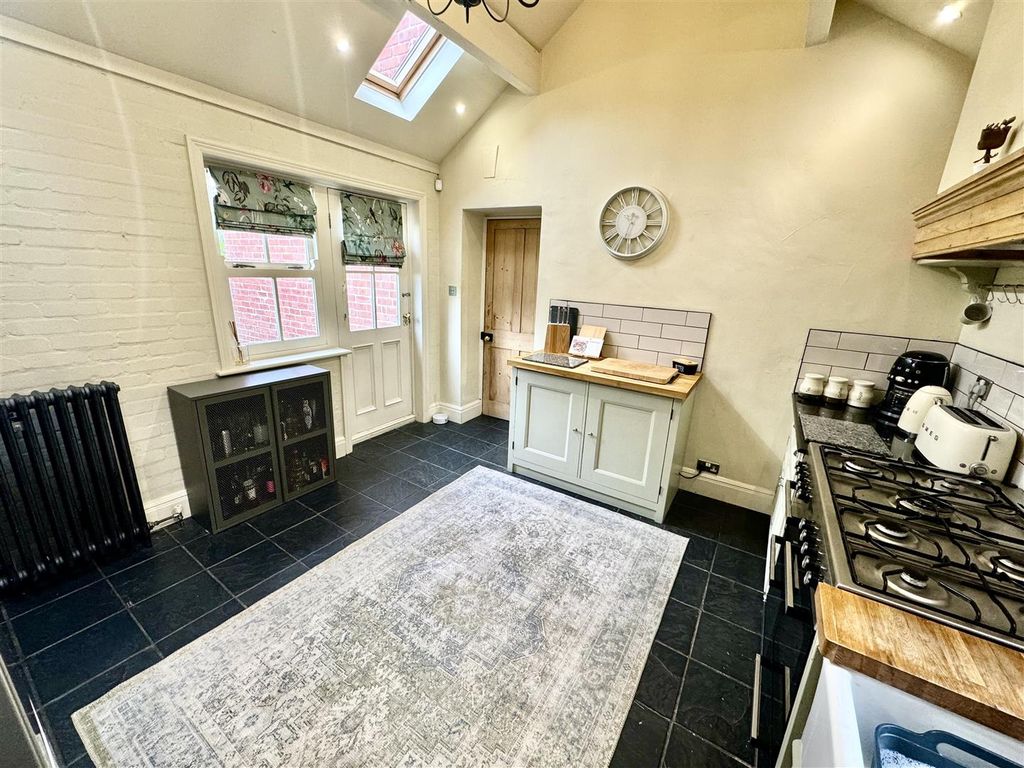 Property photo 3 of 21 Tempimagec9Rtby.Jpg