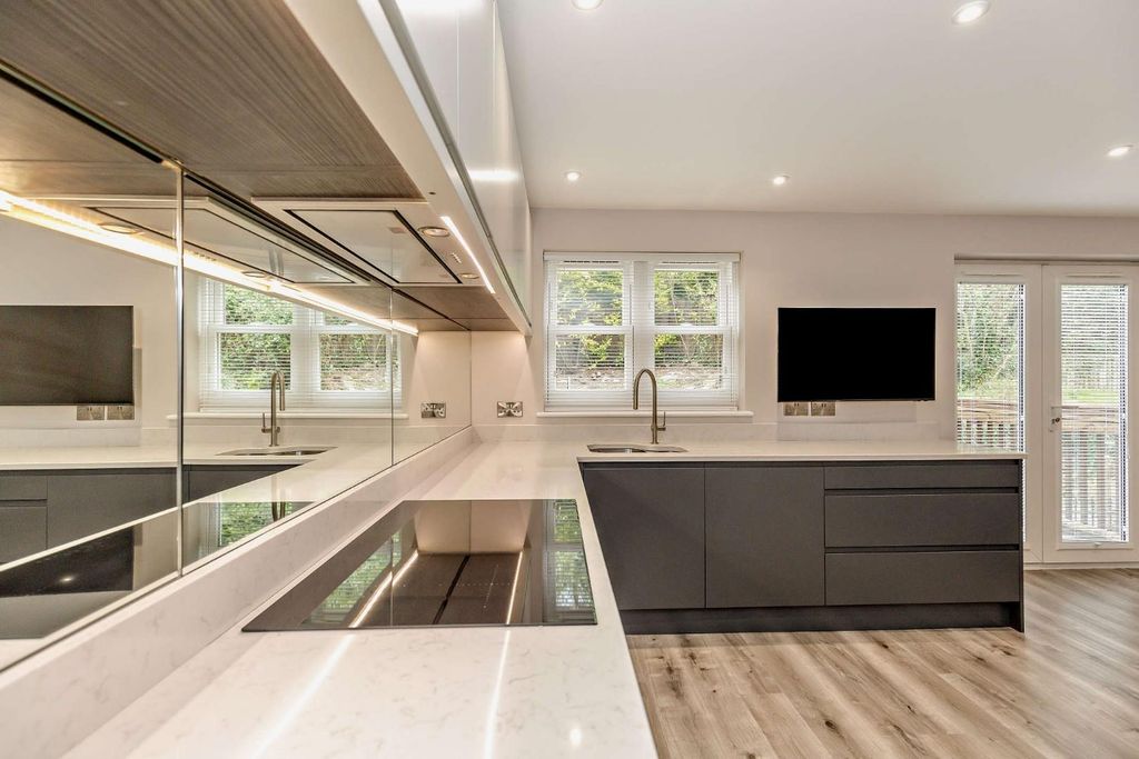 Property photo 2 of 31 8643840-Interior19-800.Jpg