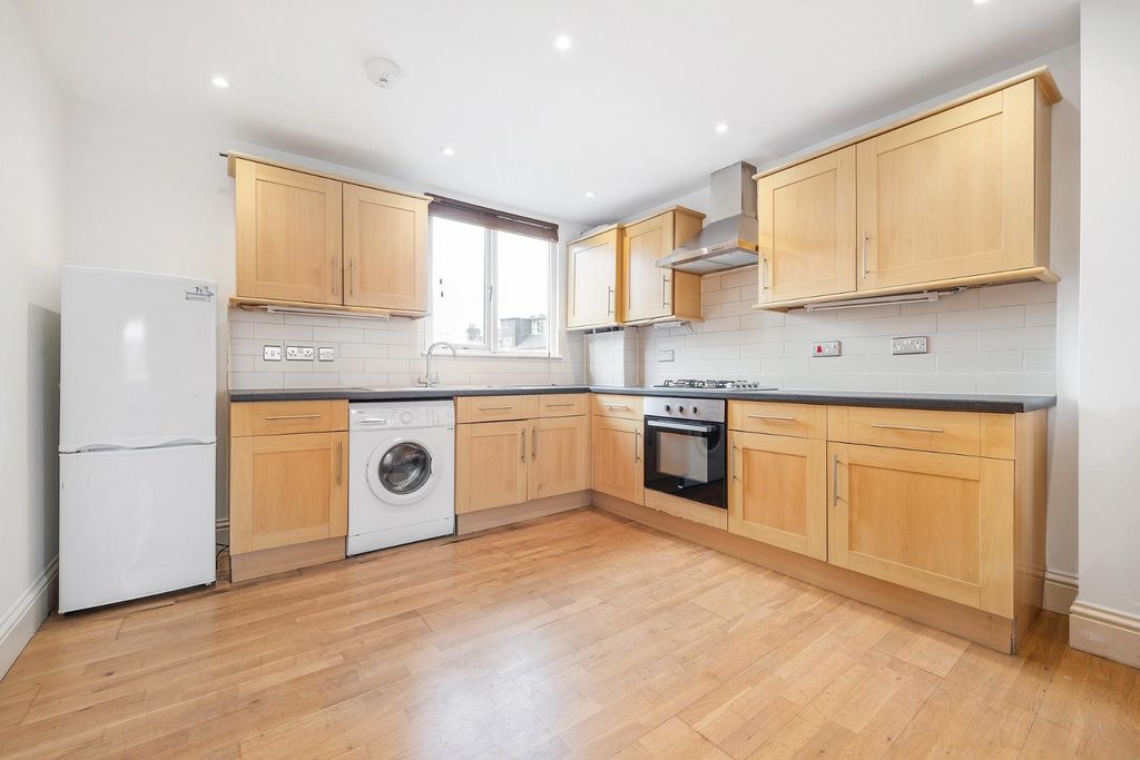 Property photo 3 of 9 Kitchen.Jpg