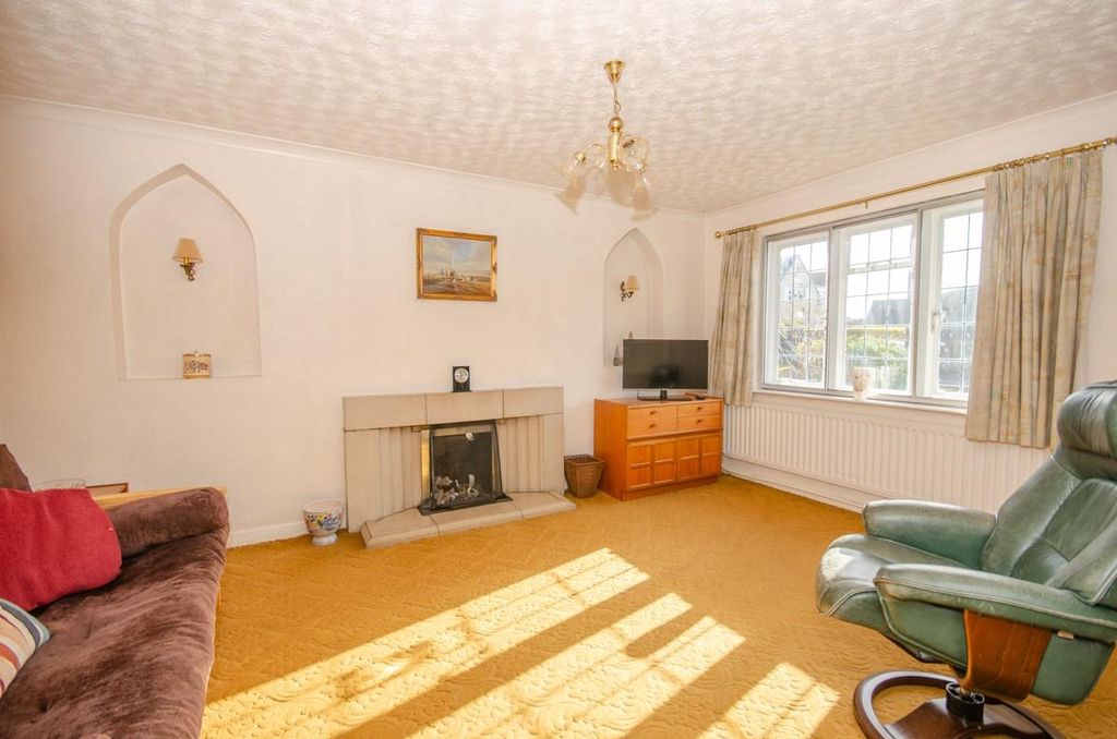 Property photo 2 of 28 Lounge.Jpg