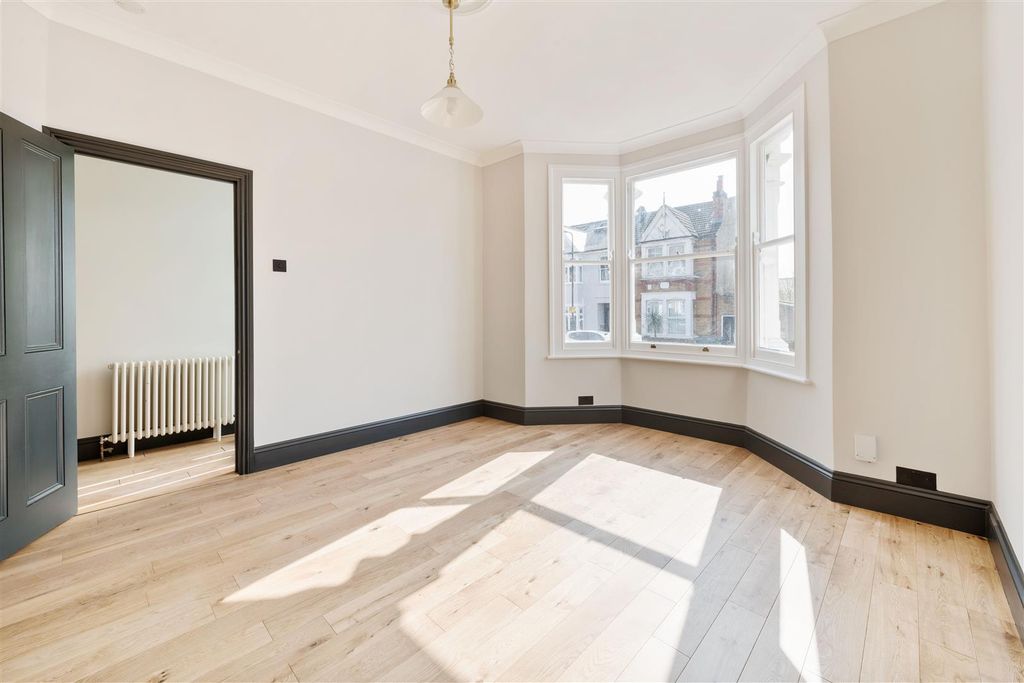 Property photo 2 of 36 Beverley Road, E4