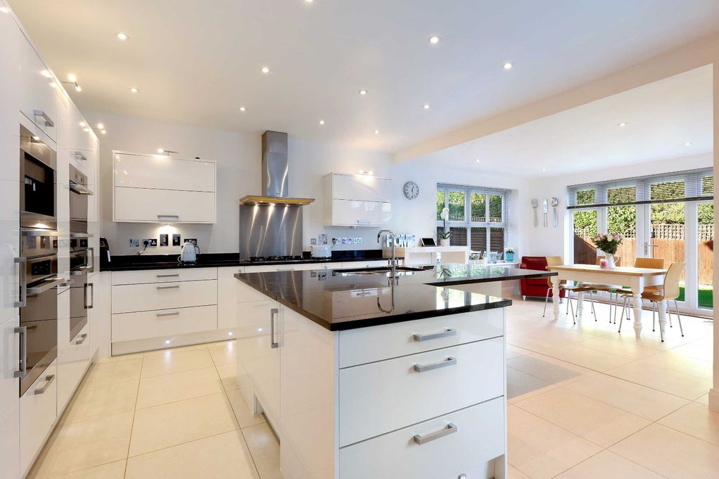 Property photo 2 of 24 Picture No. 92