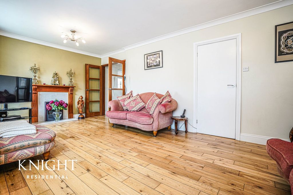 Property photo 2 of 27