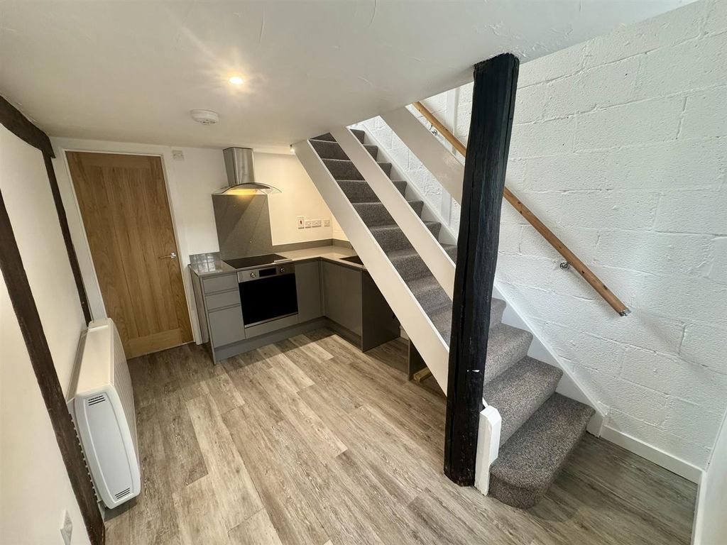 Property photo 2 of 8 Kitchen (1/2)