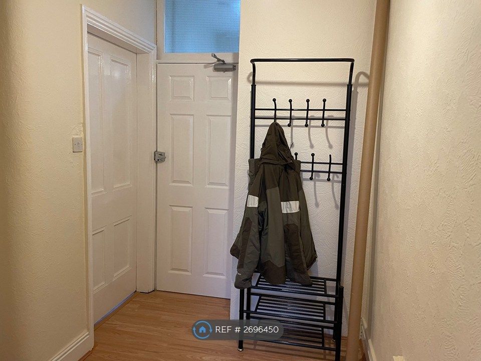 Property photo 3 of 11 Hall