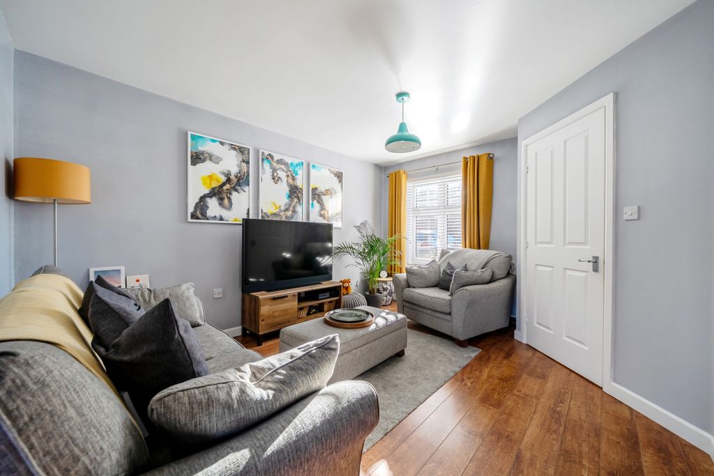 Property photo 3 of 13 Lounge