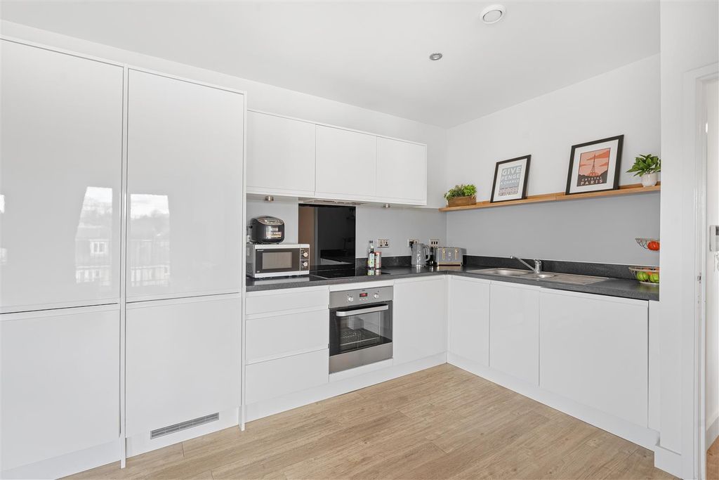 Property photo 3 of 16 Lambourne House-14.Jpg