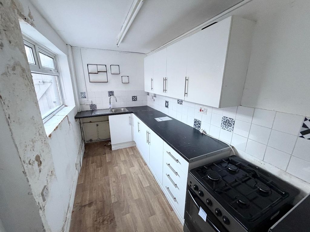 Property photo 3 of 7 Kitchen