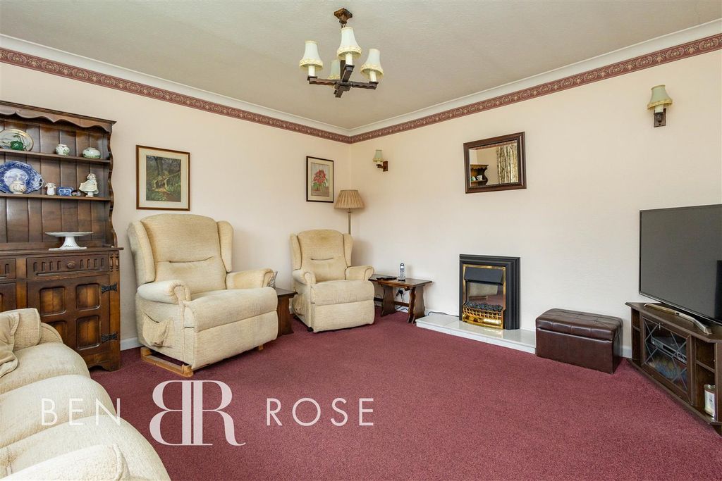Property photo 2 of 17 Lounge