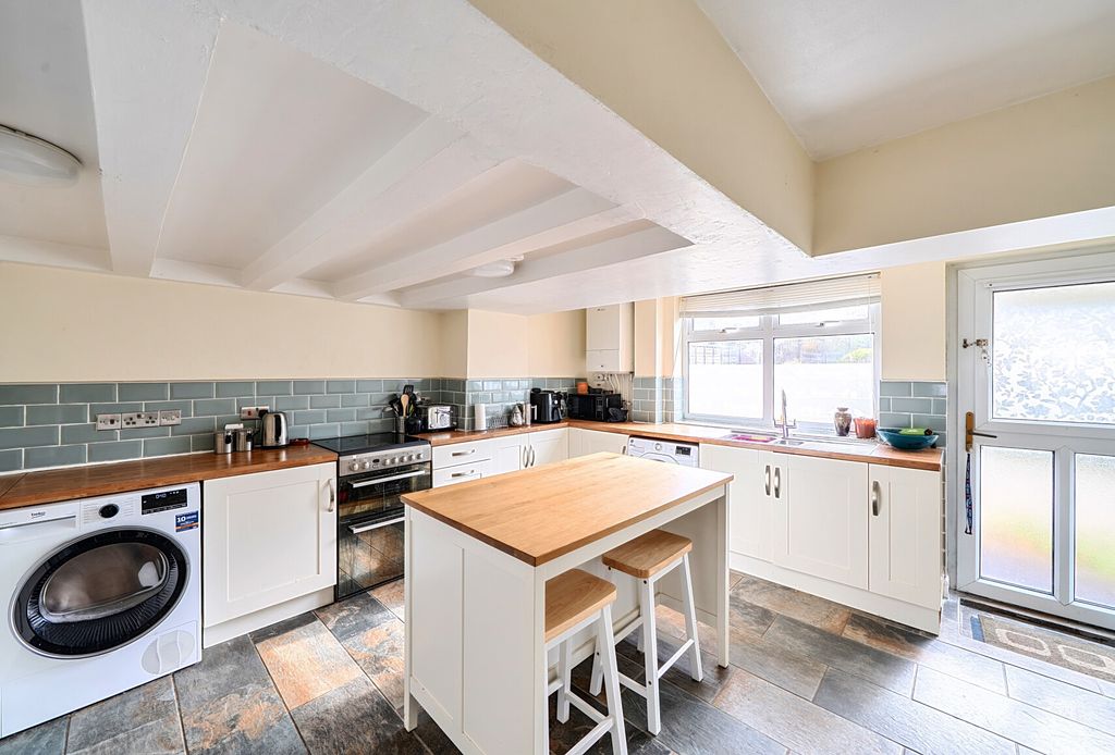 Property photo 2 of 14 1456949-11-6A020d...