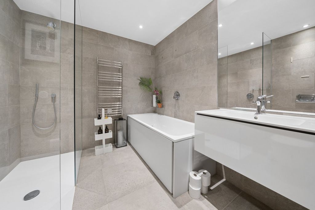 Property photo 3 of 7 Bathroom