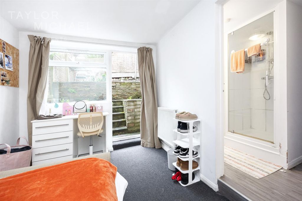 Property photo 2 of 12 Bedroom