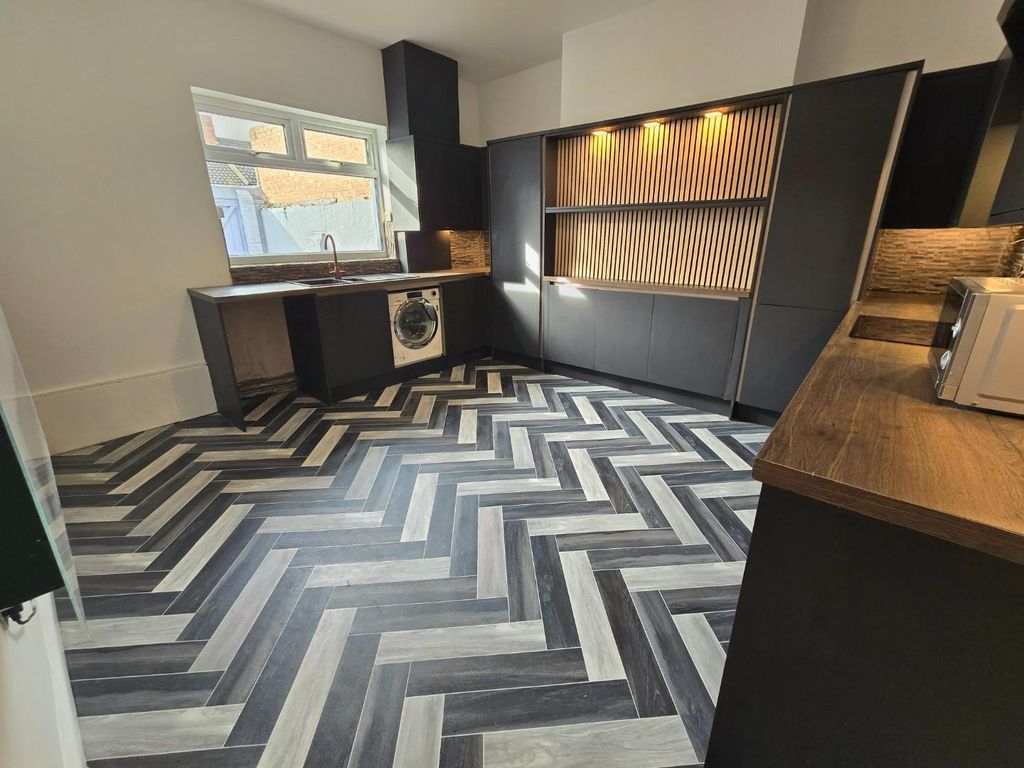 Property photo 3 of 13 Kitchen