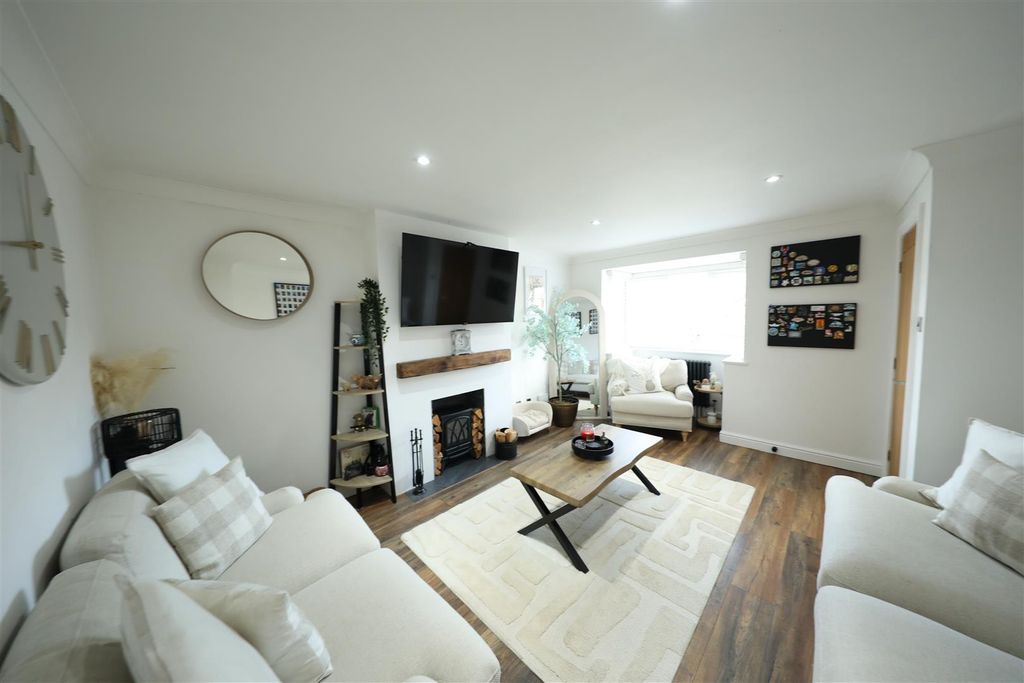 Property photo 2 of 21 Lounge