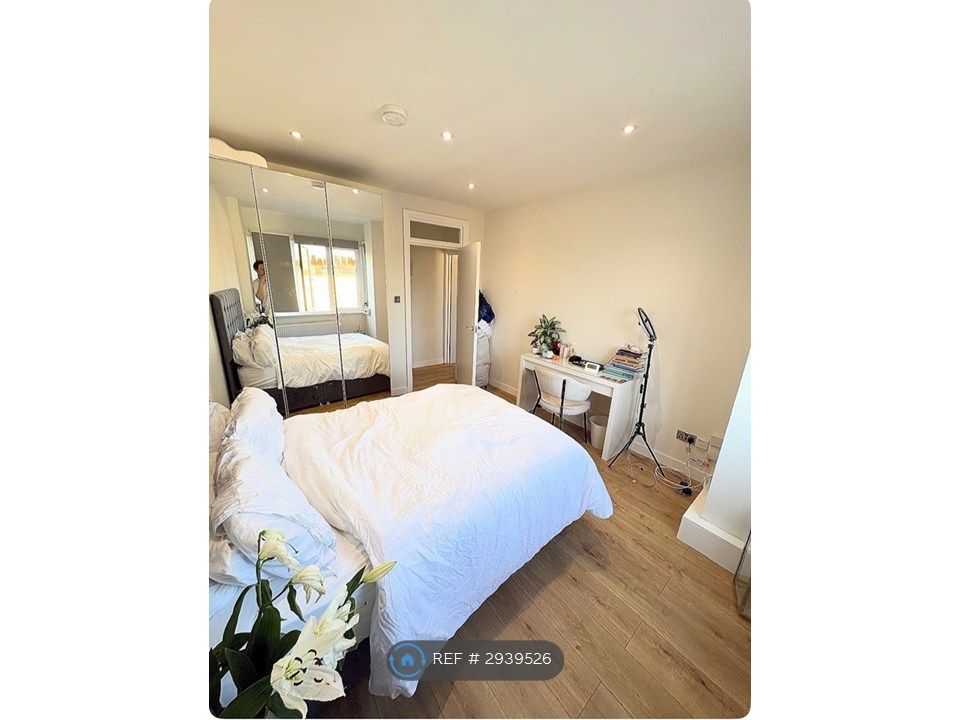 Property photo 2 of 6 Bedroom 1 (Photo 1)