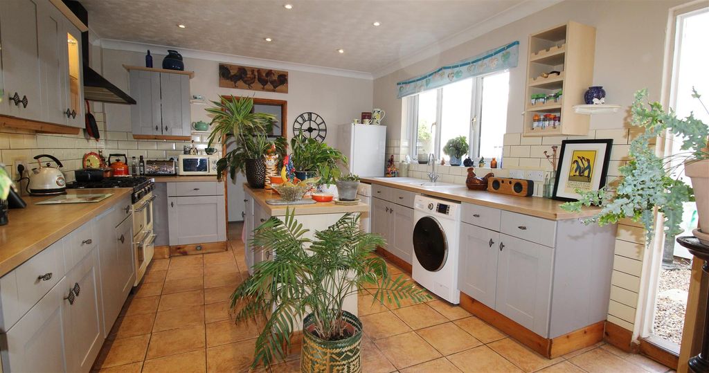 Property photo 2 of 20 Kitchen