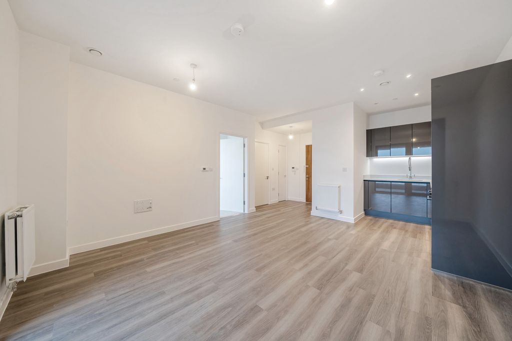 Property photo 2 of 18 1410014-7-698B01c...