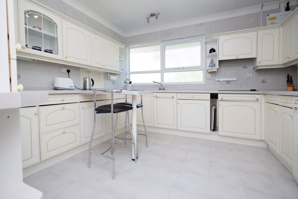 Property photo 3 of 11 Kitchen