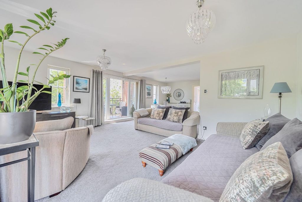 Property photo 2 of 22 1299875-4-683Dde5857498.Jpg