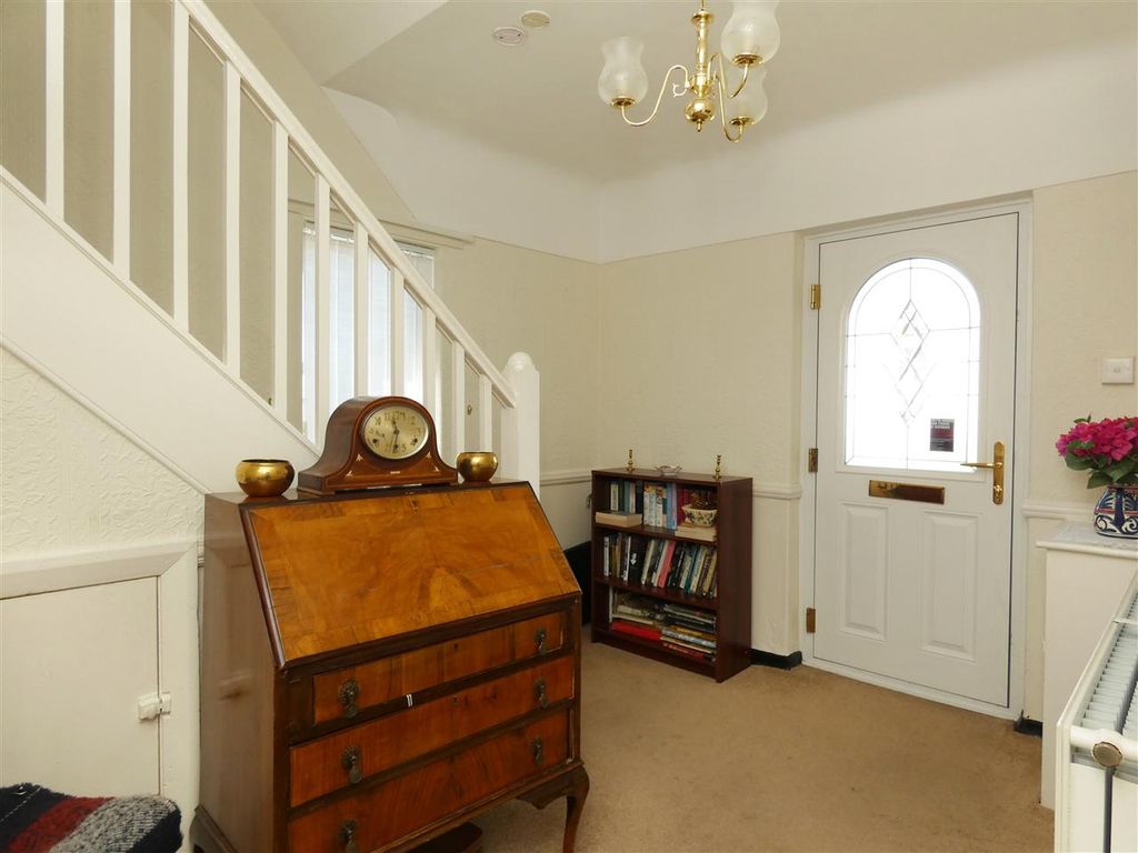 Property photo 3 of 19 Entrance Hall