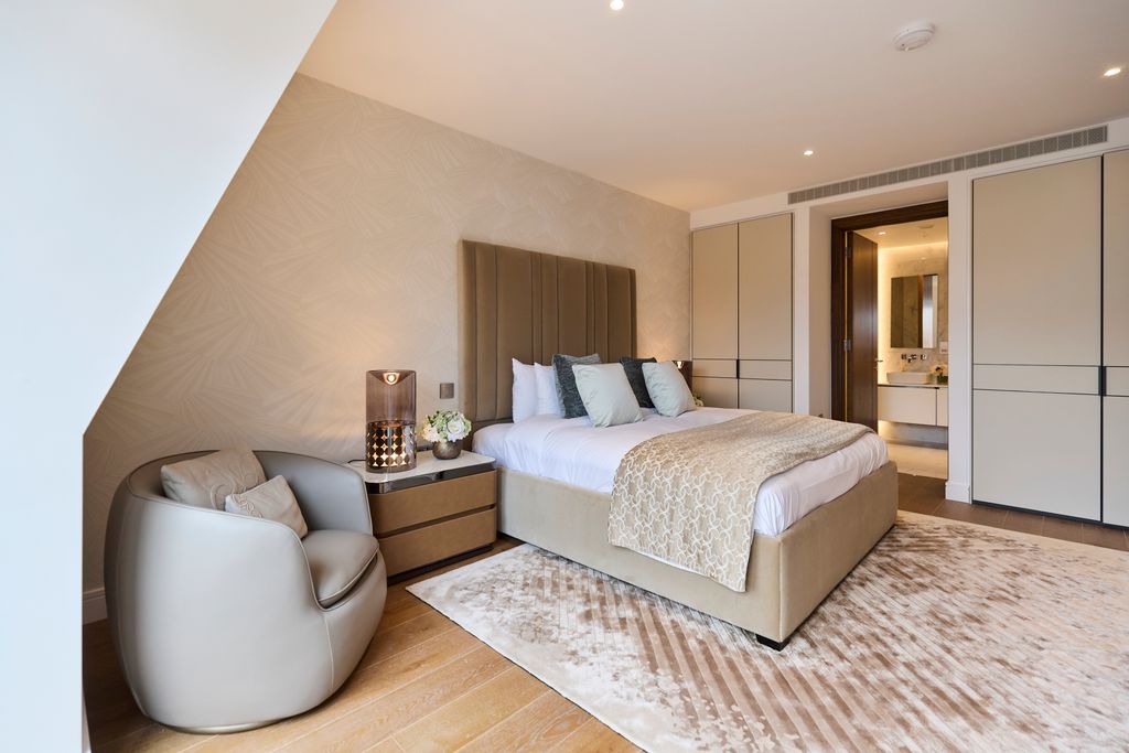 Property photo 2 of 11 Ln Bay 402_054