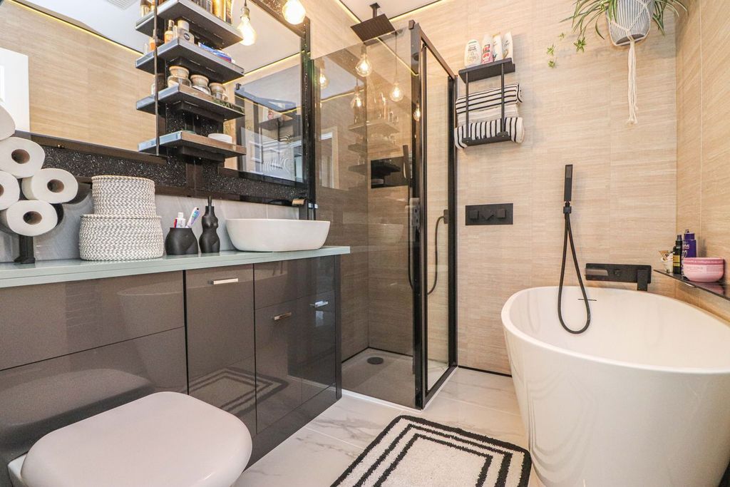 Property photo 3 of 21 Bathroom