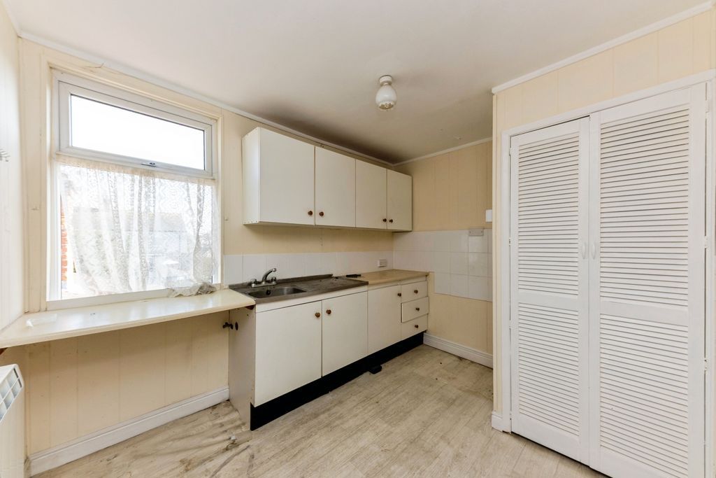 Property photo 2 of 9 Kitchen