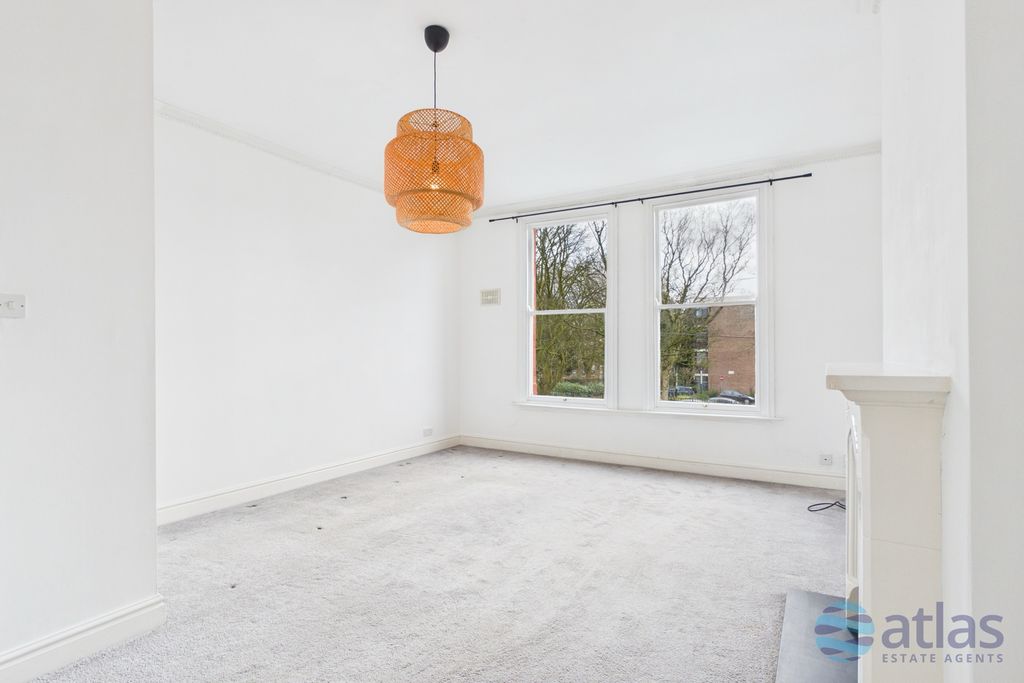 Property photo 3 of 15 Lounge