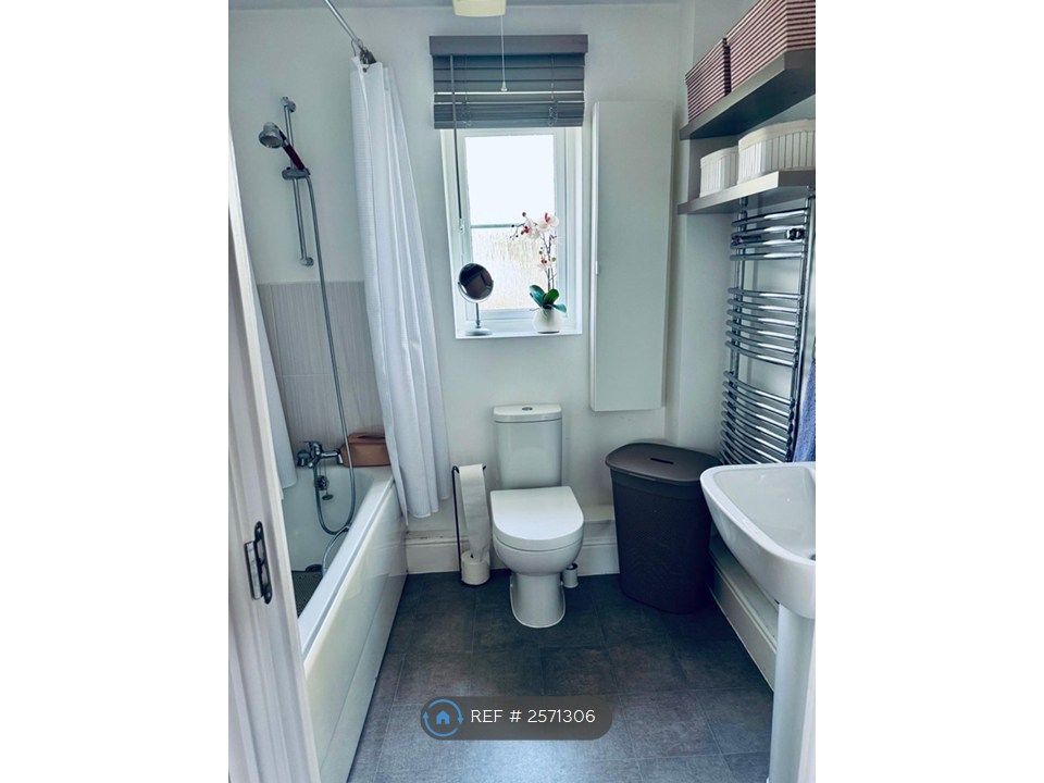 Property photo 2 of 14 Bathroom