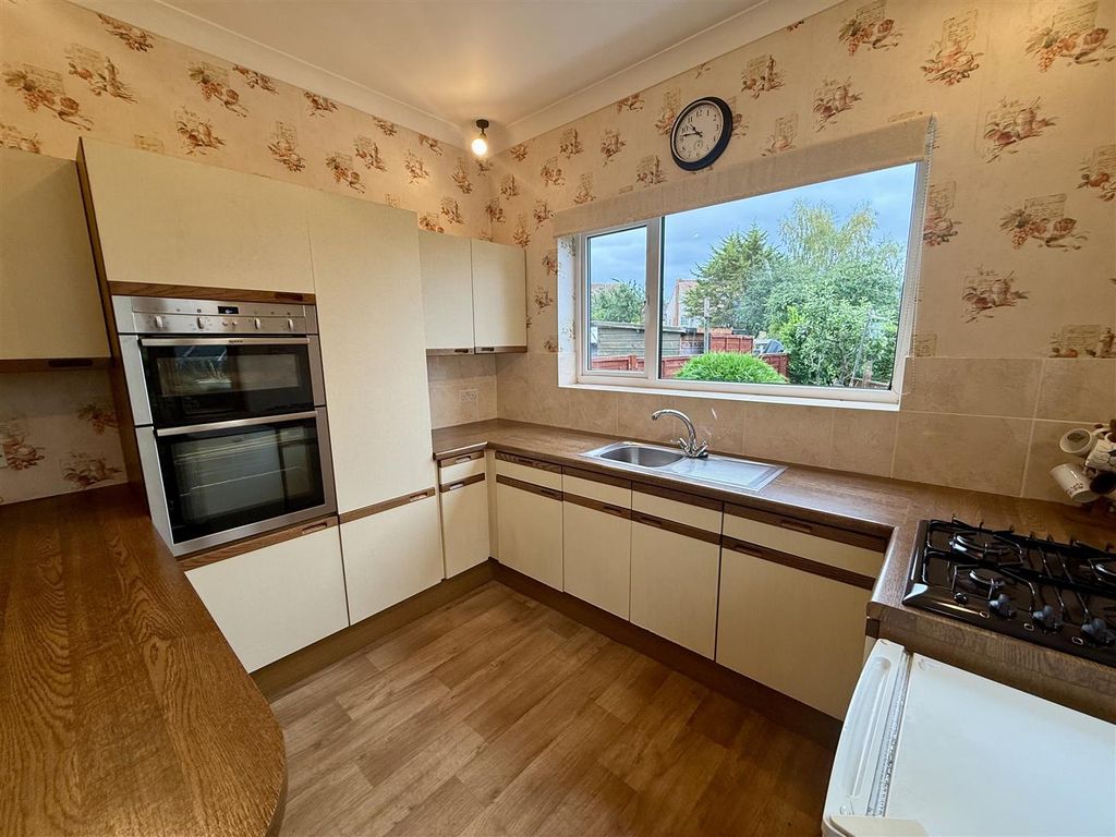 Property photo 3 of 12 Kitchen