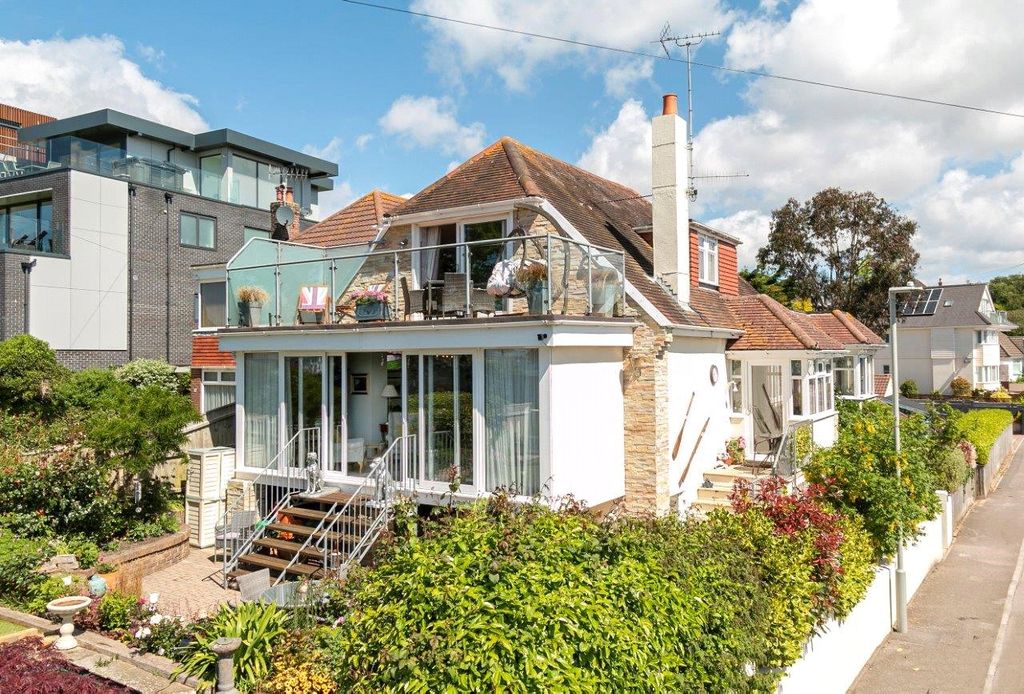 Property photo 3 of 34 Whitecliff Road