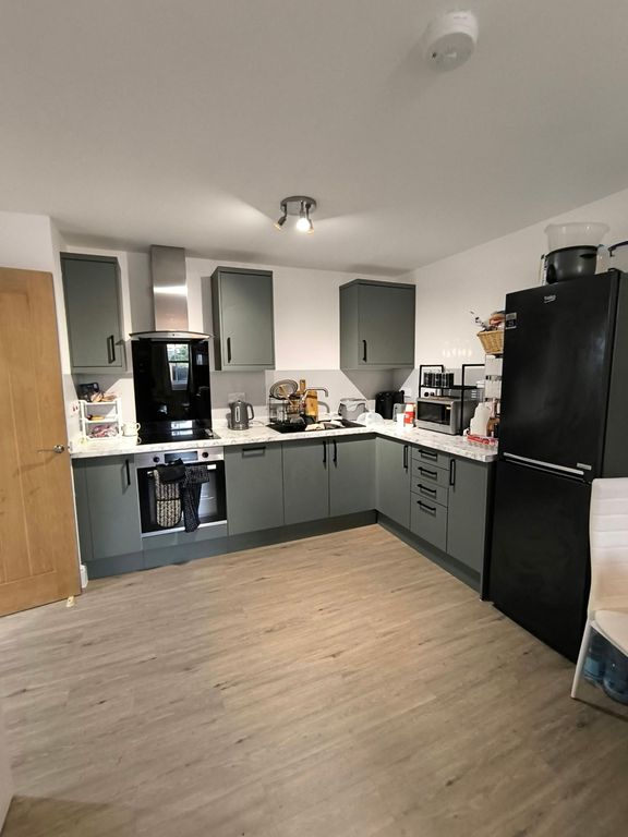 Property photo 2 of 8 Kitchen