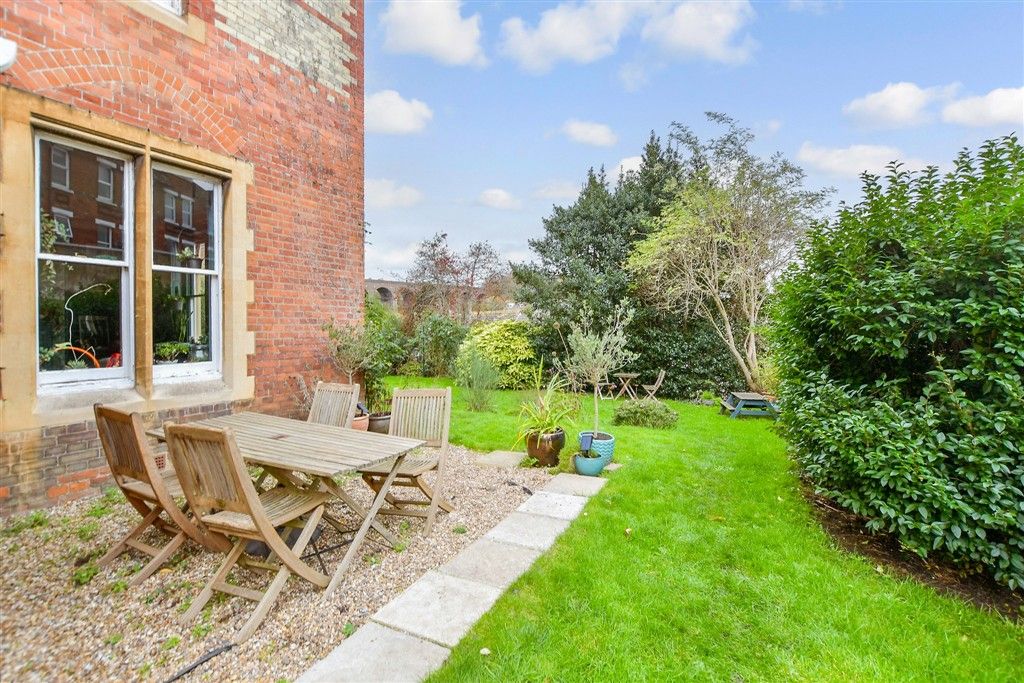 Property photo 2 of 12 Communal Gardens