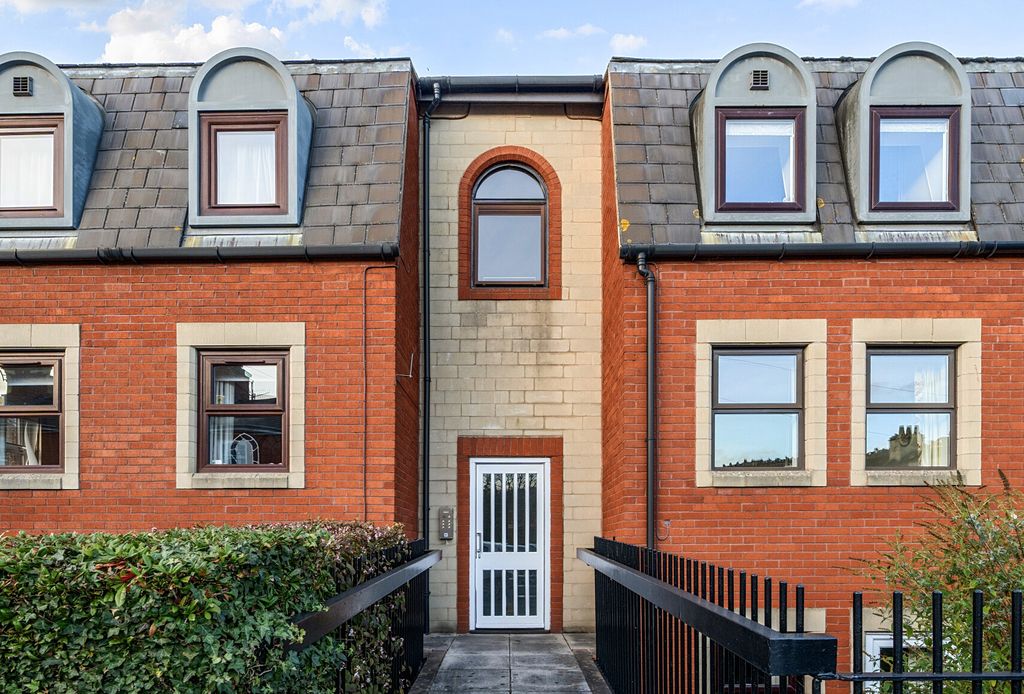 Property photo 1 of 8 Front Aspect