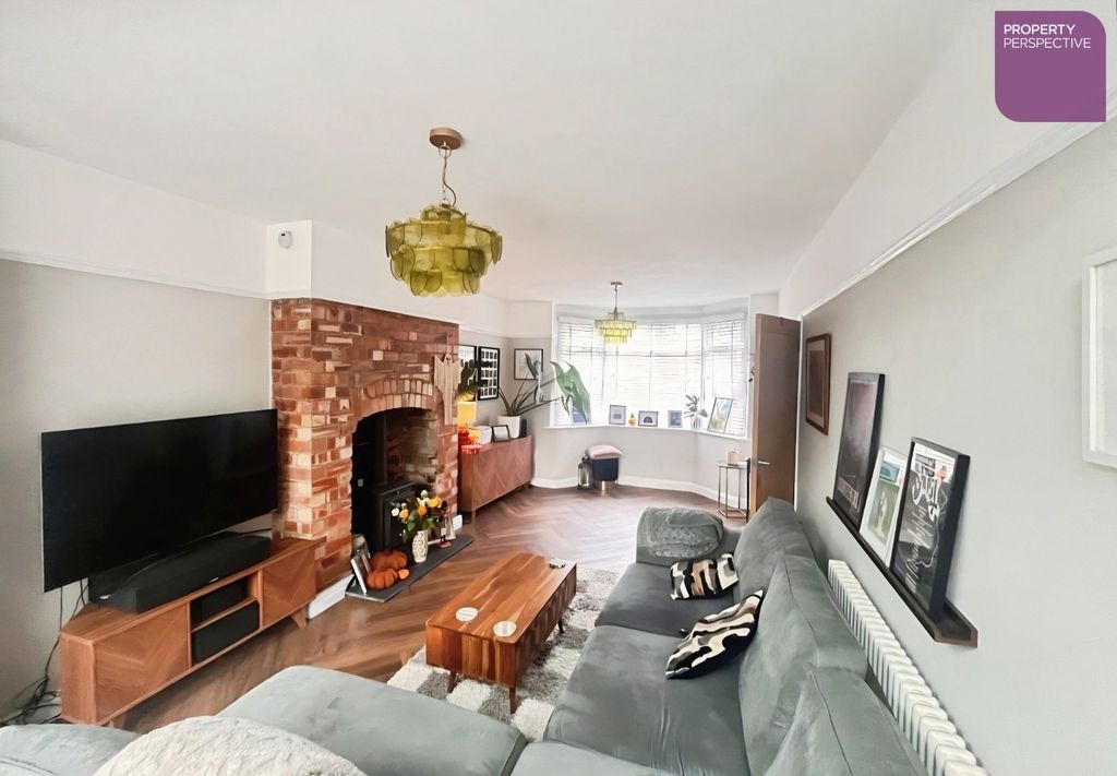 Property photo 3 of 11 Lounge